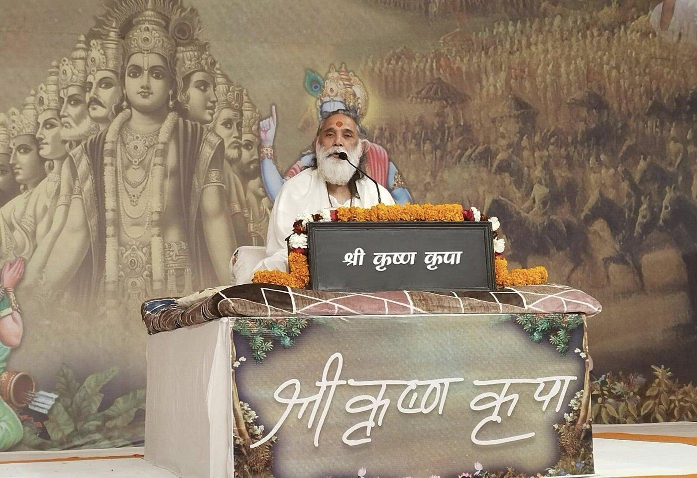 Swami Shri Gyananand Ji Maharaj delivering a Gita discourse