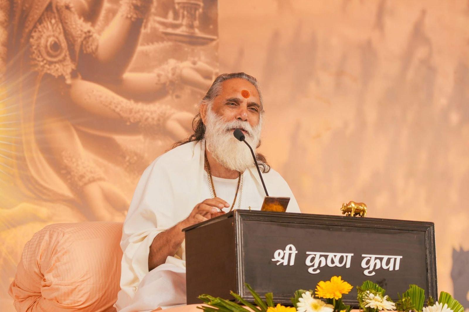 Gita Manishi Swami Shri Gyananand Ji Maharaj speaking at a Gita discourse