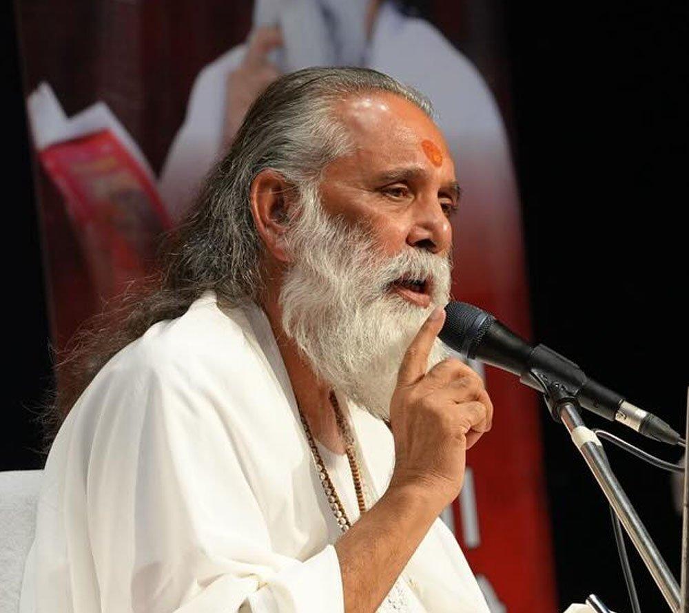 Swami Shri Gyananand Ji Maharaj speaking on the Bhagavad Gita