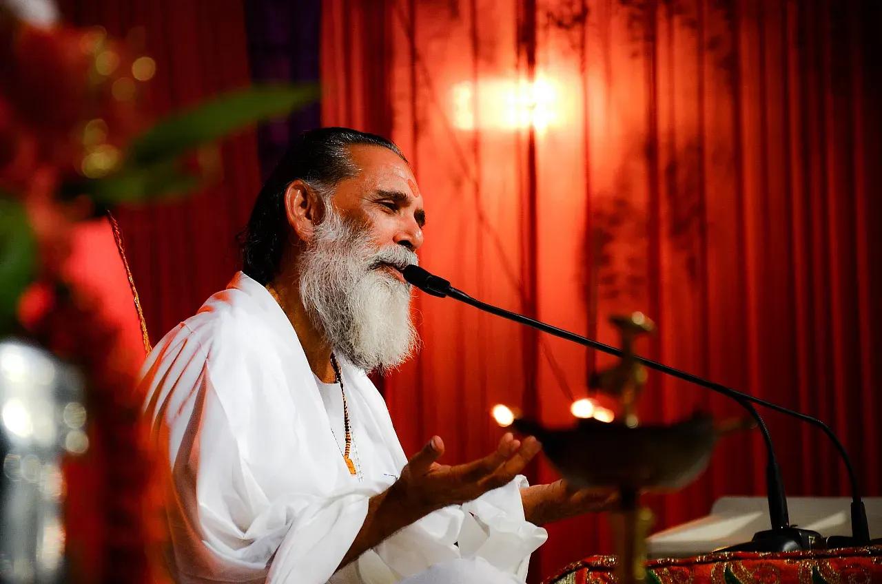 Maharaj Ji speaking at a Gita satsang